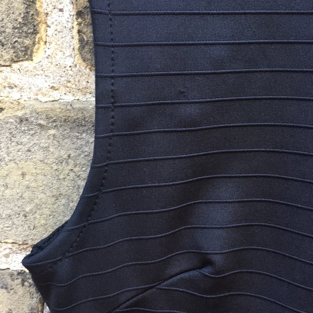 H&M, Textured, Fitted V-Neck Top - Picture 4 of 11